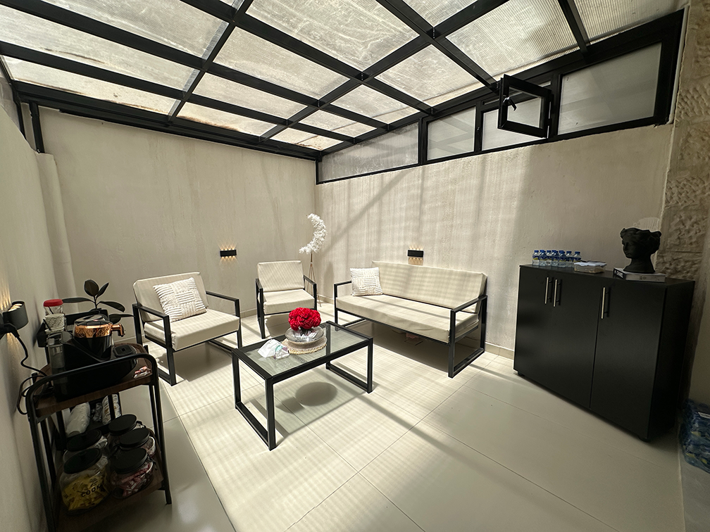 Panoramic Room for Rent in Trendy Nail Salon – Perfect for Workshops, Meetups & Small Events