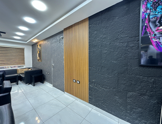 Stylish Display Wall in Trendy Beauty Salon – Ideal for Accessories & Cosmetic Pop-Ups