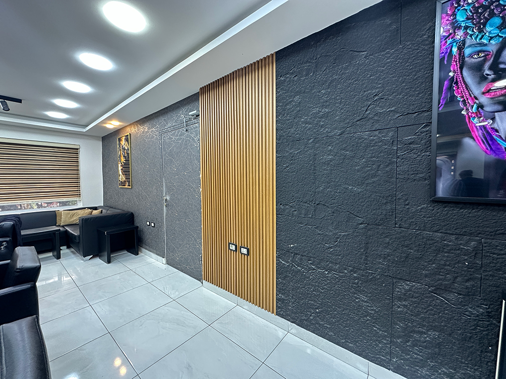 Stylish Display Wall in Trendy Beauty Salon – Ideal for Accessories & Cosmetic Pop-Ups