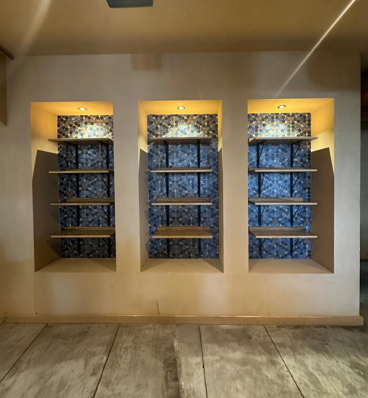 Stylish Retail Shelf Space for Pop-Up Display at Al Sinior – Khalda, Amman