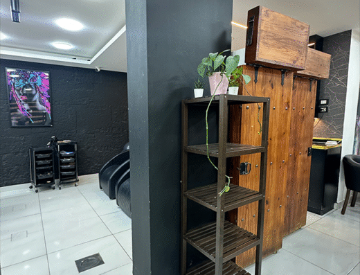 Premium Shelf Space in Trendy Nail Lounge – Ideal for Skincare, Oils & Wellness Pop-Ups