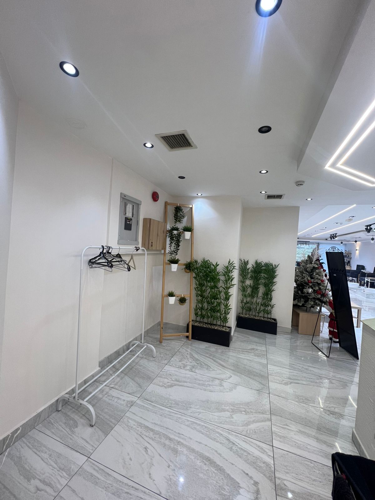 Entrance & Retail Gallery| Maryan Beauty Center